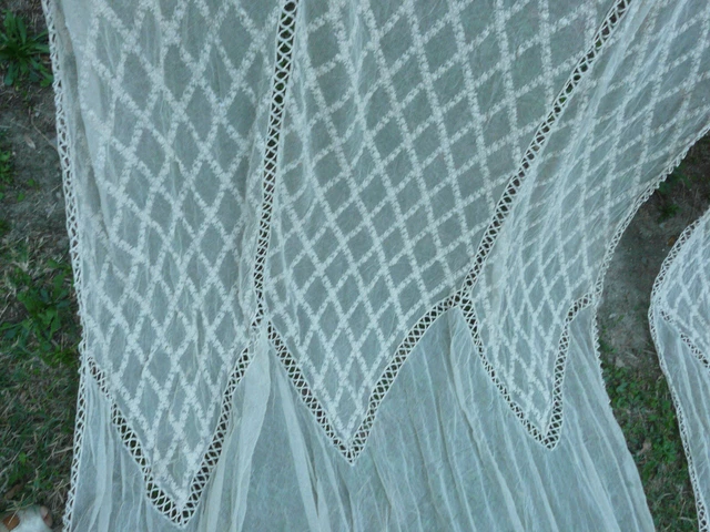 ancienne paire de rideaux chateaux grande maison broderie sur tulle 1.50X3.21m.