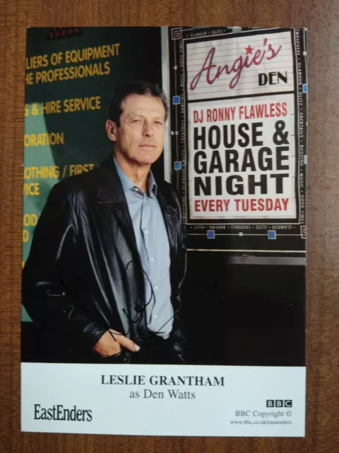 LESLIE GRANTHAM *Den Watts* EASTENDERS HAND SIGNED CAST CARD AUTOGRAPH FREE POST