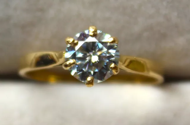 Bague OR Jaune 18 carats (Poinçon Tête d'Aigle +  Poinçon M) Moissanite GRA