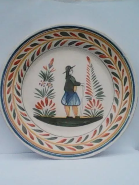 Ancienne assiette céramique henriot quimper décor homme breton.  Dim 24,5 cm.TBE