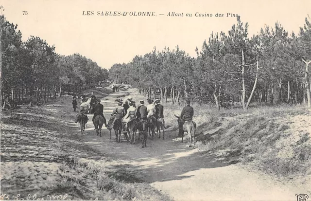 Cpa 85 Les Sables D'olonne Allant Au Casino Des Pins