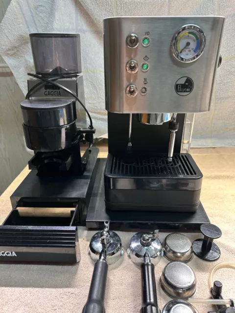 La Pavoni Siebträger und Gaggia Mühle MDF mit Tisch für 1 Euro guter Zustand