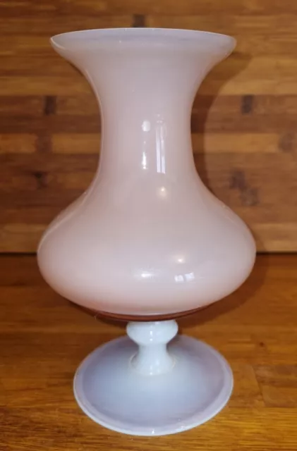 Vase en opaline rose sur pied blanc