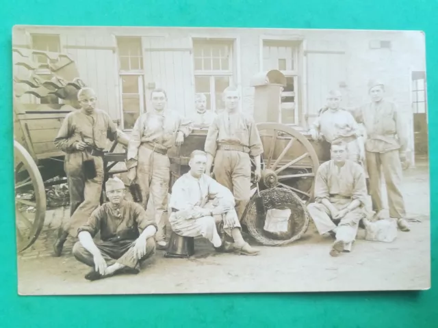 XH024 CPA WW1 groupe de soldats militaires poilus avec brosses devant remorque