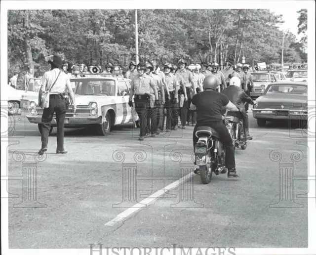 1967 Press Photo Police Prepare to Invade "Hate-In" at Rouge Park, Detroit