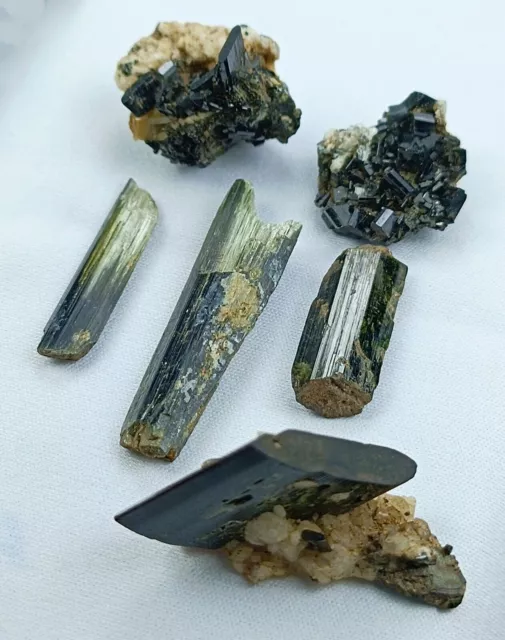 Los cristales y especímenes de Aegirina se combinan con titanita esfena y...