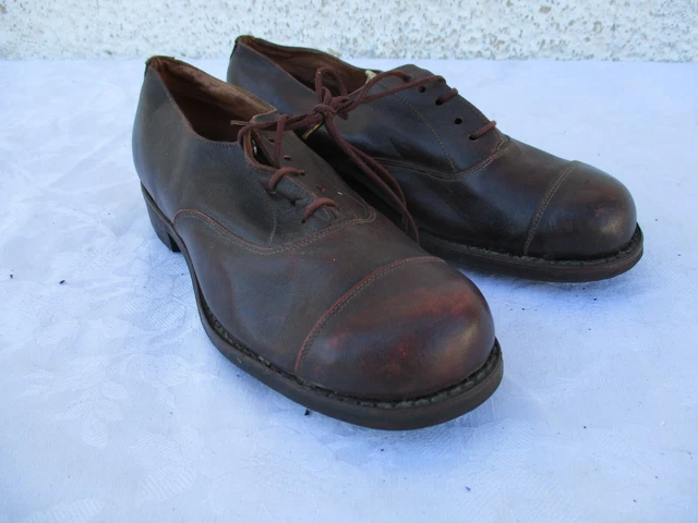 Ancienne paire de chaussures d'enfant en cuir années 50'S