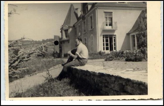 Soldat Raggio Real ECHTFOTO-AK REAL-PHOTO SOLDAT in Zivil vor Haus Soldier 2. Weltkrieg ...