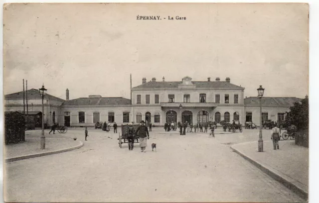 EPERNAY - Marne - CPA 51 - Gare Trains - devant la gare 10