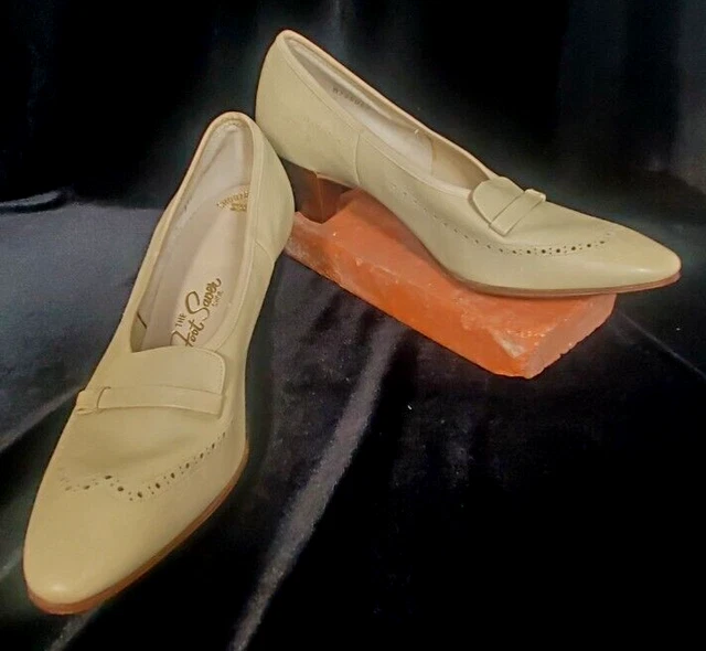 Vintage 1960's The Foot Saver Shoe Shortback Last Pumps Taupe Size 6B Never worn