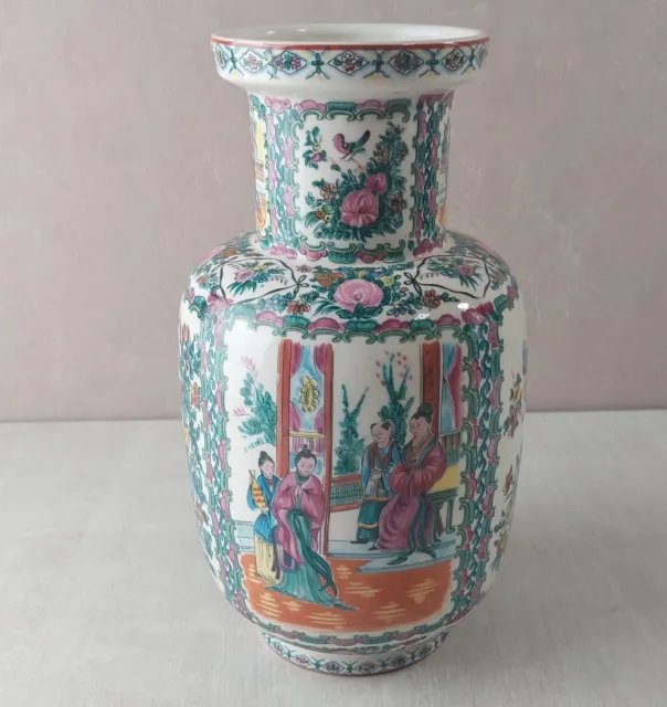 Ancien vase, en porcelaine de Chine, décor famille rose