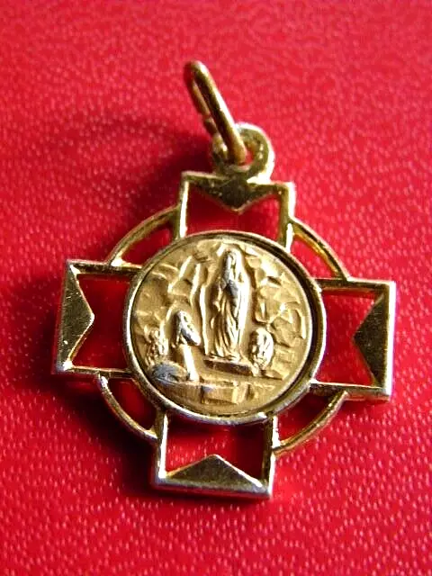 Medaille Religieuse Ancienne. Croix Notre Dame De Lourdes. Plastique & Metal.