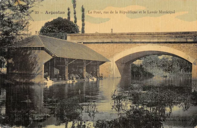 CPA 61 ARGENTAN LE PONT RUE DE LA REPUBLIQUE ET LE LAVOIR MUNICIPAL (canvas CPA