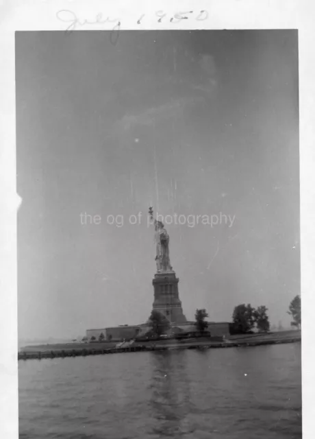 STATUE OF LIBERTY Vintage FOUND PHOTO b+w Snapshot NEW YORK 39 LA 91 BB