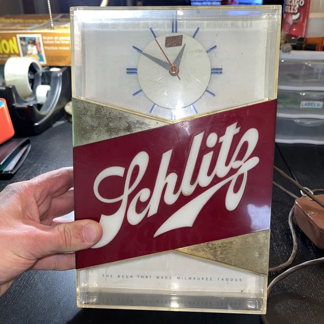 1959 Schlitz -The Beer that Made Milwaukee Famous - Bar Clock (Works) 1959 Schlitz -The Beer that Made Milwaukee Famous - Bar Clock (Works)