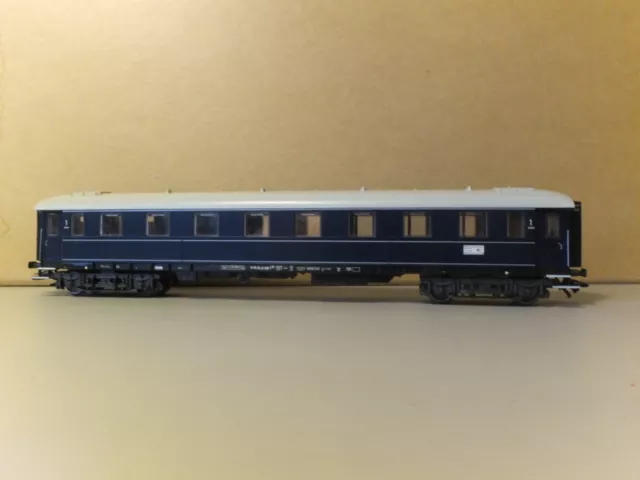 Marklin HO All 1st class 4 axle bogie coach in early DB dark blue express livery