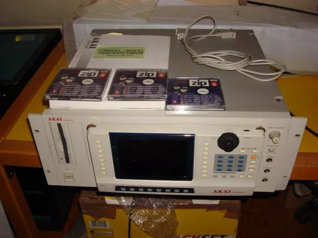 Sampler Akai S6000 S 6000 S-6000 con cremallera interna 100 MB + 3 discos OS 2.14