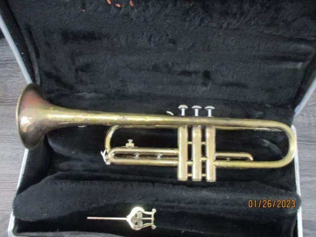 Selmer Bundy TRUMPET with case and mouthpiece. Selmer Bundy TRUMPET with case and mouthpiece.