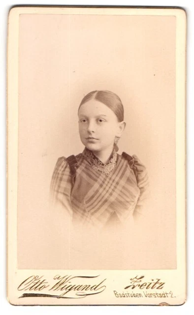 Fotografie Otto Wigand, Zeitz, Badstubenvorstadt 2, Mädchen im karierten Kleid