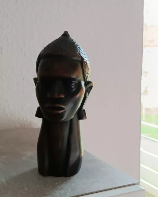 Afrikanische Figur aus Massivholz