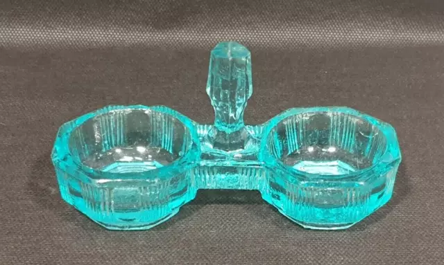 Ancien bougeoir double en verre moulé bleu Déco vintage