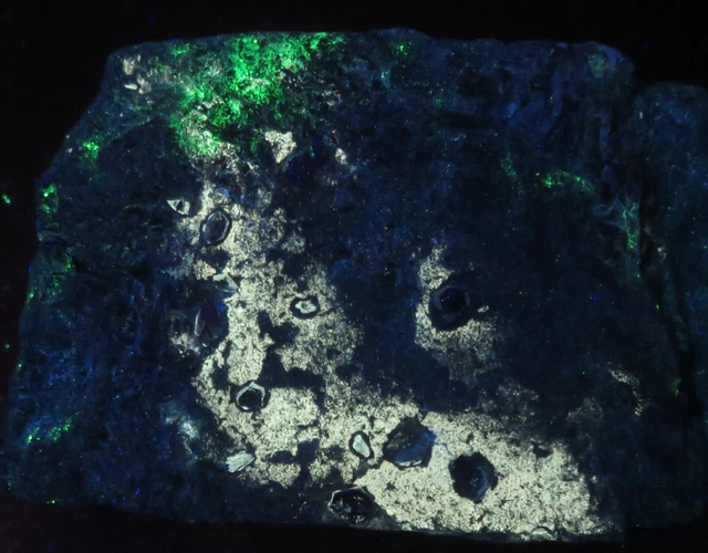 FLUORESCENT : POWELLITE and MOLYBDENITE CRYSTALS - Acton , Maine FLUORESCENT : POWELLITE and MOLYBDENITE CRYSTALS - Acton , Maine