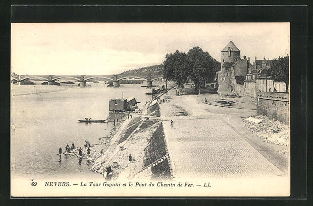 CPA Nevers, la Tour Goguin et le Pont du Chemin de Fer