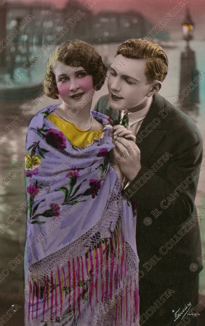 1930 Giovane coppia innamorati Cartolina fotografica colorata