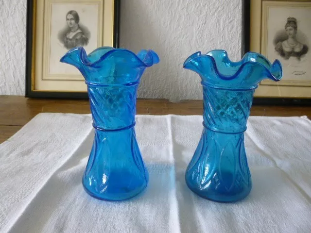 Ancienne Jolie Paire de petits Vases en verre Bleue "Art-Déco" 1930. Superbe.