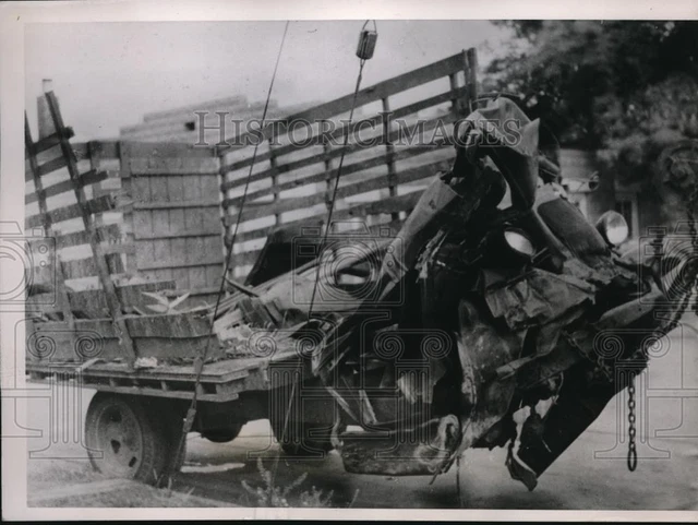1936 Press Photo Deadly Wrecked Cattle Truck In Morrison Illinois
