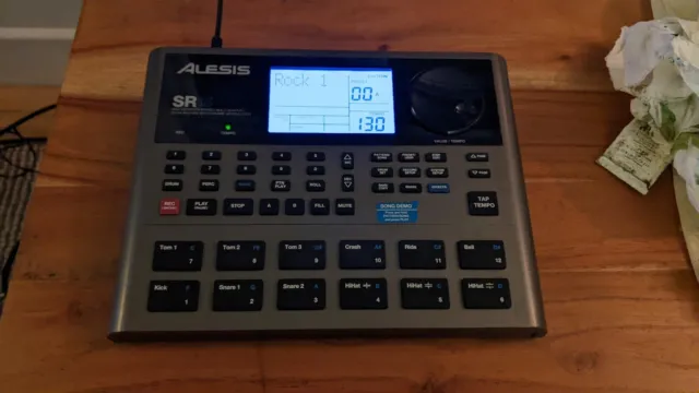 Alesis SR-18 - SR18 Drum Machine / bass / percussion. incl power supply