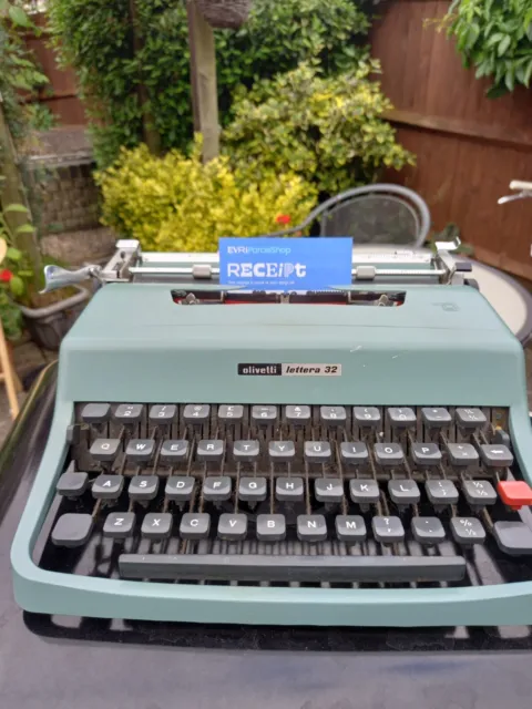 Máquina de escribir portátil OLIVETTI Lettera 32 1964 que funciona con estuche lados rotos