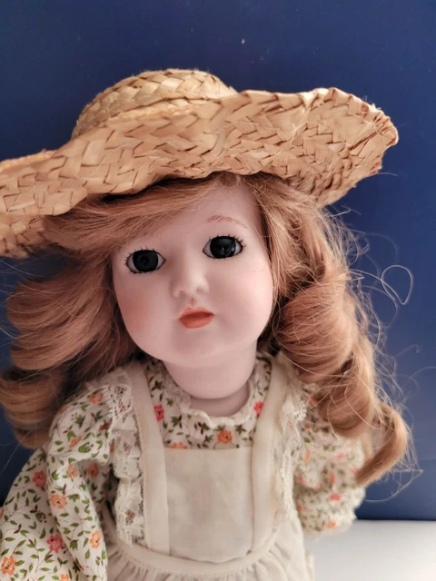 Poupée Heubach Koppelsdorf en biscuit : reproduction signée par l'artiste, robe de style vintage - France