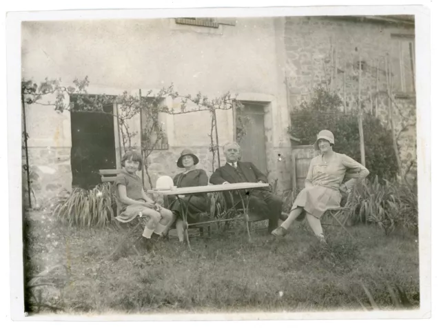 PHOTO SNAPSHOT c.1930. A Family Proudly Poses in a Garden Hat Bell