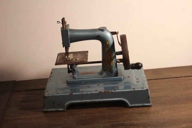 Jouet Ancien Machine à Coudre Baby – Circa 1900 – Métal Fonte