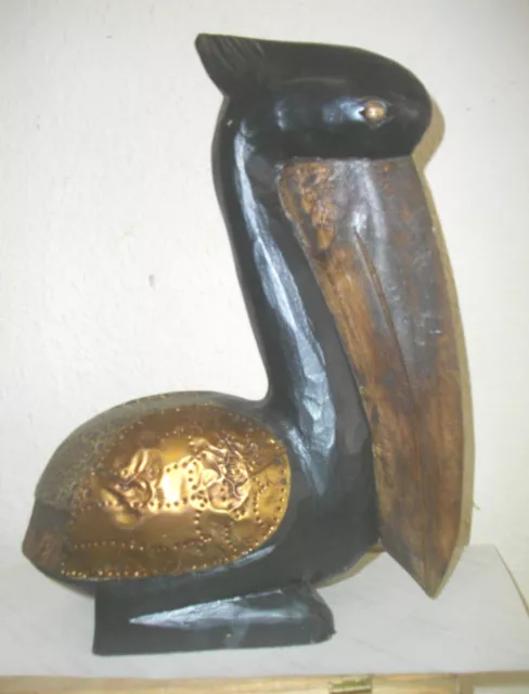 Figura De Pelicano En Madera Y Adornos Cobre ( 32 Alto X 25 X10 Ctms)