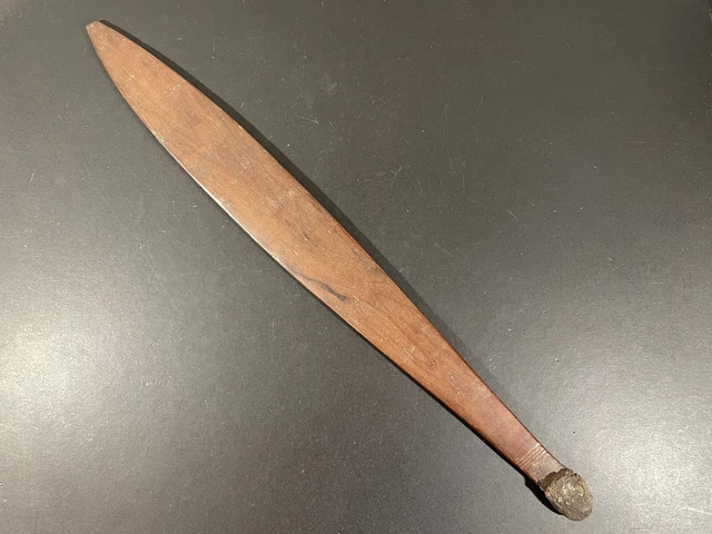 Antico lanciatore woomera arte tribale australiana aborigena
