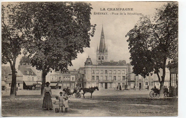 EPERNAY - Marne - CPA 51 - Place de la République animation enfants