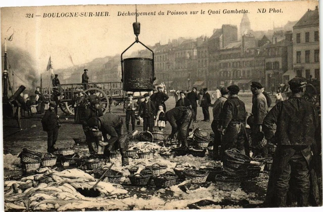 Pêche - BOULOGNE SUR MER le dechargement du poisson LL 82 (colorisé