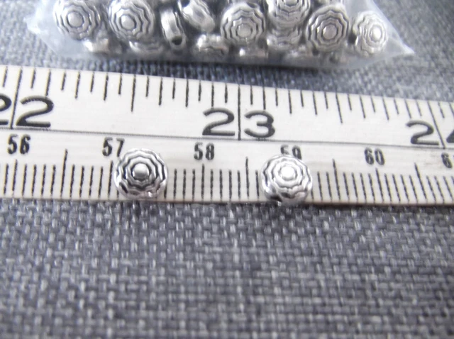 Totalmente nuevo espaciador redondo plateado tibetano - 4mm - 55 gramos - motivo espiral