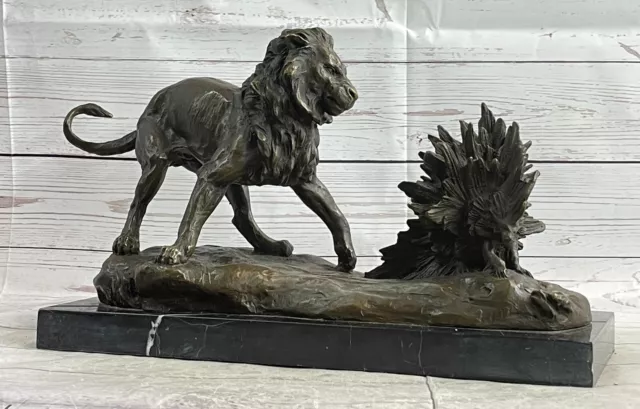 Captivating Vida Silvestre Milo's León Y Puercoespín Battle Estatua Artesanal
