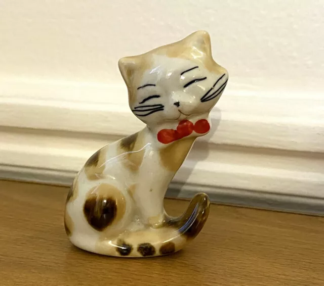 Très belle statuette CHAT Porcelaine ou céramique ruban rouge adorable H=8,5cm