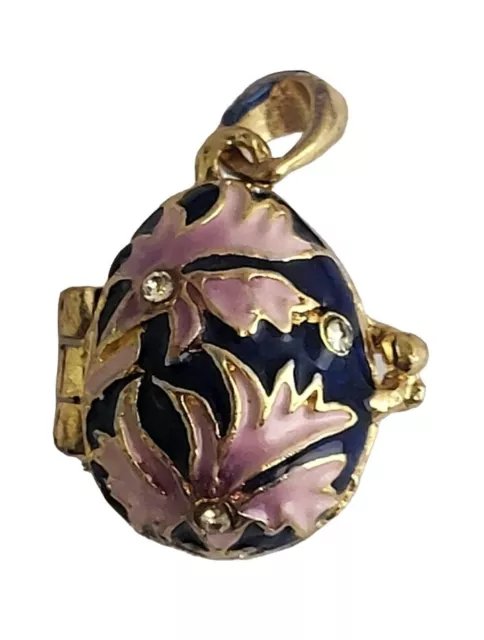Collection heritage pendentif oeuf or blanc et jaune en émail guilloché blanc surprise bébé phoque - FABERGÉ/JOAILLERIE - Georgia.H