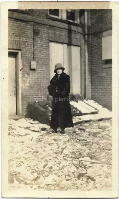 EARLY 20th CENTURY WOMAN Vintage FOUND PHOTOGRAPH bw Original Portrait 012 17 U