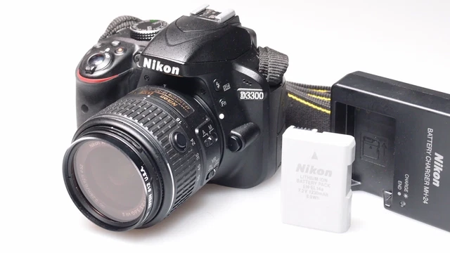 NIKON D3300 24.2MP DIGITAL CAMERA W/AF-S DX  18-55mm 1:3.5-5.6G VR II  EXCELLENT