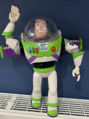 buzz lightyear bonnie on foot