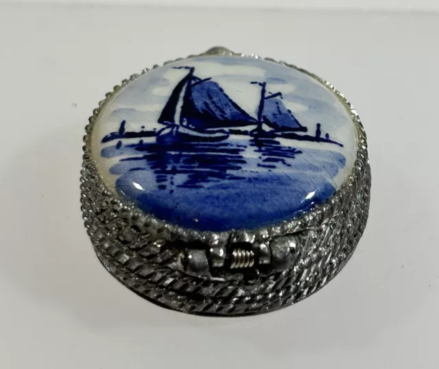 DELFT Round Box Hinged-Lidded Ring, Pill, Porcelain Vtg. Silver Filigree.  VGC