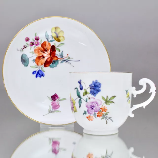 Meissen um 1745: Tasse mit Rocaillen Henkel, Holzschnitt Blumen, Kaffeetasse cup