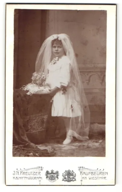 Fotografie J. N. Kreutzer, Kaufbeuren, kleines Mädchen im Kleid mit Schleier un