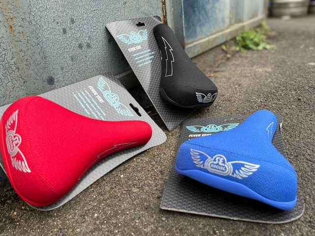 Red se store bike seat